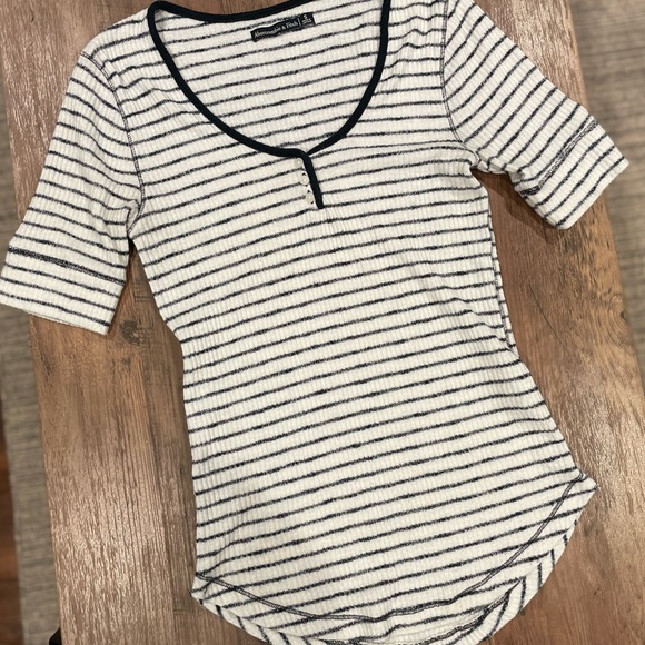 ABERCROMBIE & FITCH WOMANS HENLEY KNIT TOP - Picture 11 of 14